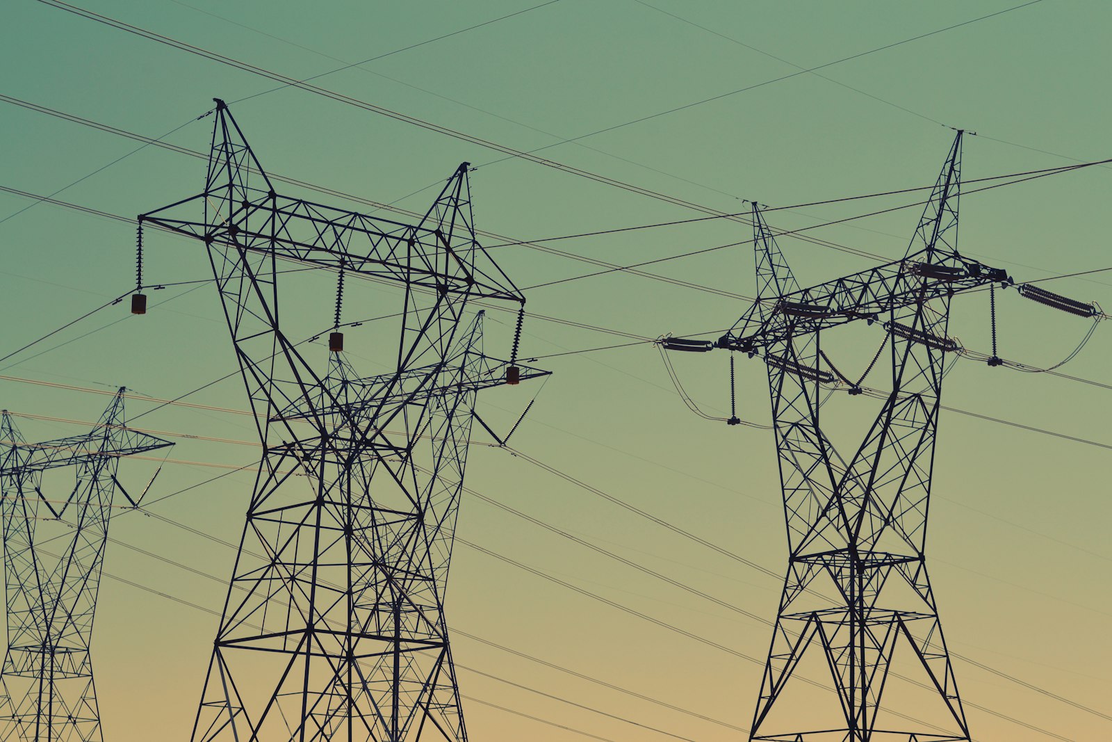 Rinegoziare il contratto energia: la checklist prima di firmare (a cosa guardare oltre al prezzo al kWh)